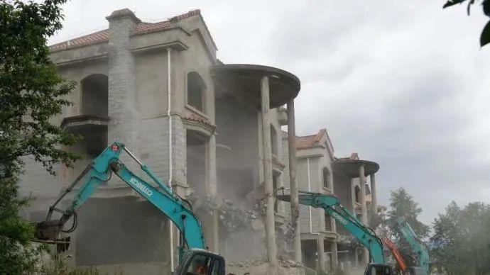 大理55棟違建別墅終遭拆除 建筑秩序與法治的勝利