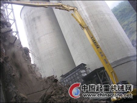 力士德自主研發(fā)加長臂挖掘機在貴州六盤水水鋼水泥廠拆除現(xiàn)場顯神威